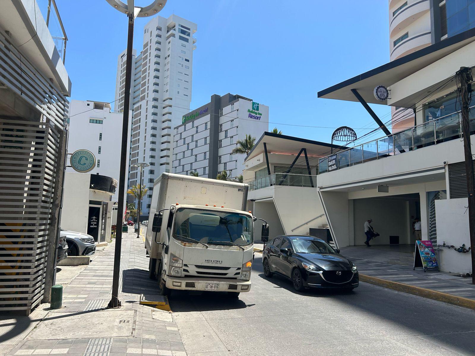 $!Reciben comerciantes con optimismo cambio de circulación en Semana Santa