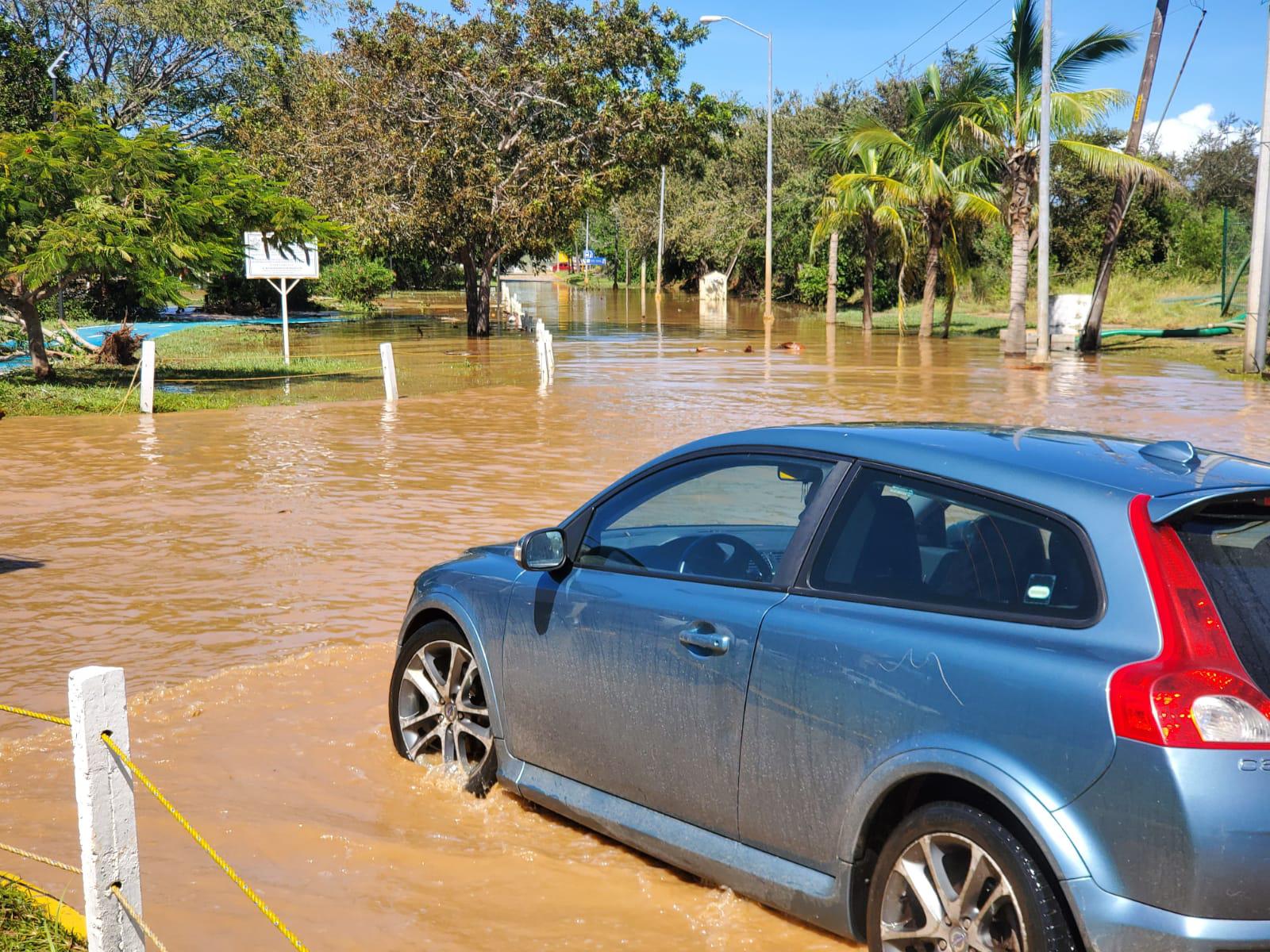 $!Inundada, la Avenida Sábalo Cerritos en Mazatlán