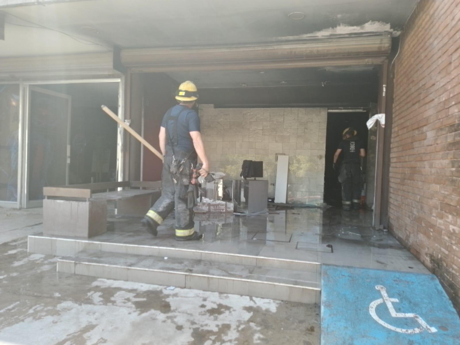 $!Se incendia edificio asegurado a Inverplux en Culiacán