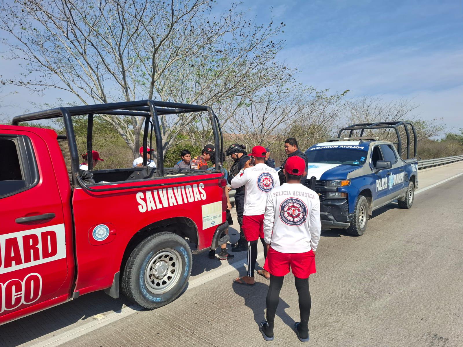 $!Atienden a cuatro jóvenes que no podían salir de un canal de riego donde se metieron a bañar, en Mazatlán