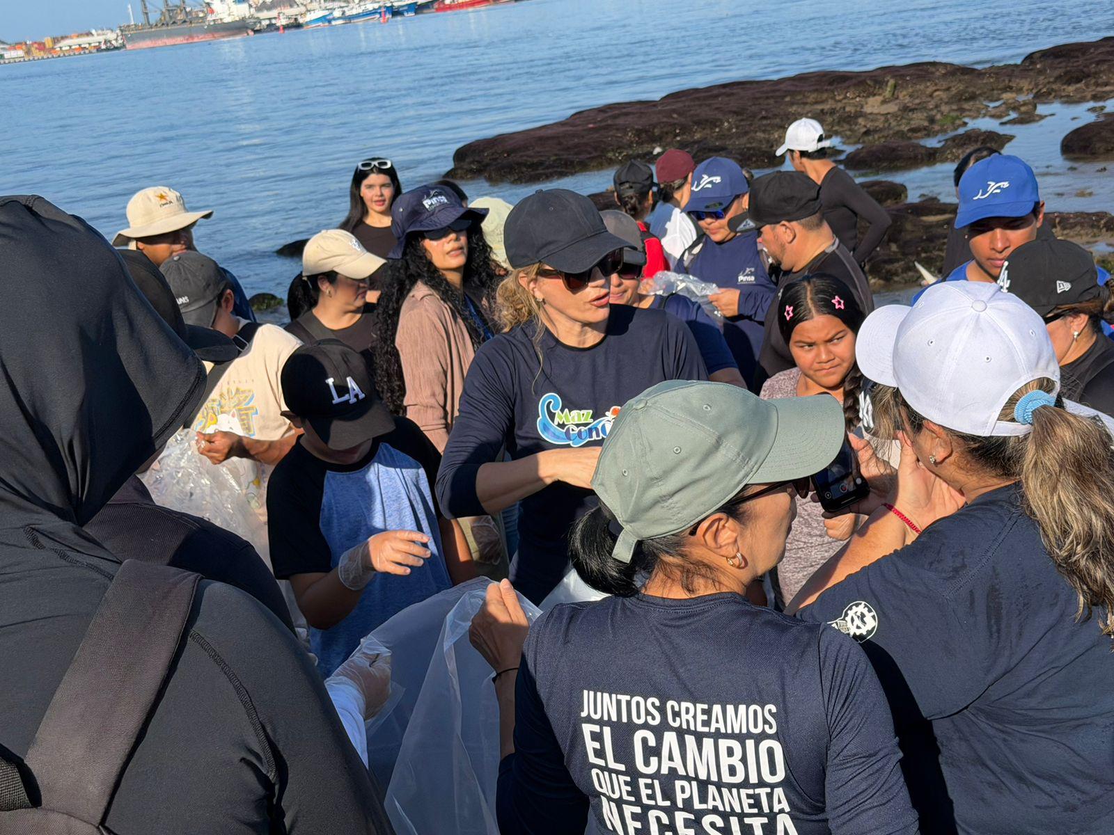 $!Retiran residuos de la Isla de la Piedra en jornada por el Día Mundial de los Océanos