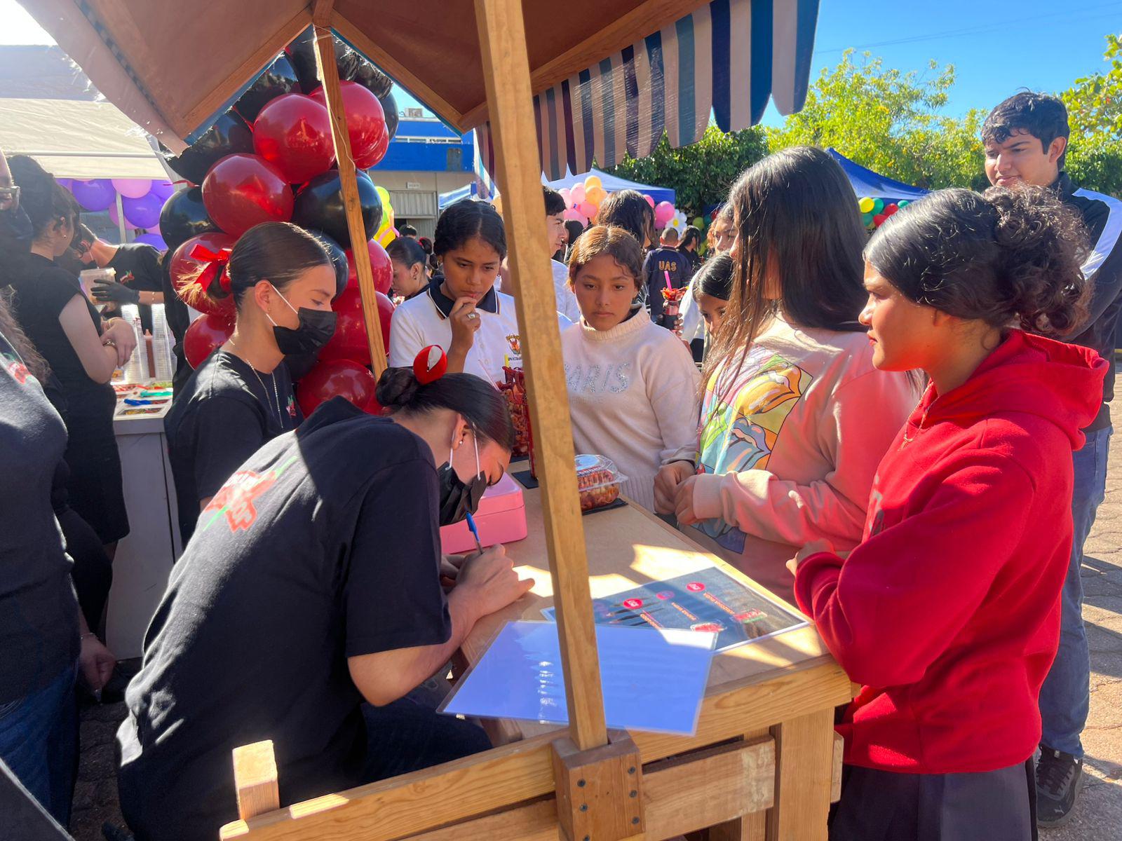 $!Alumnos de preparatoria UAS la novena feria empresarial