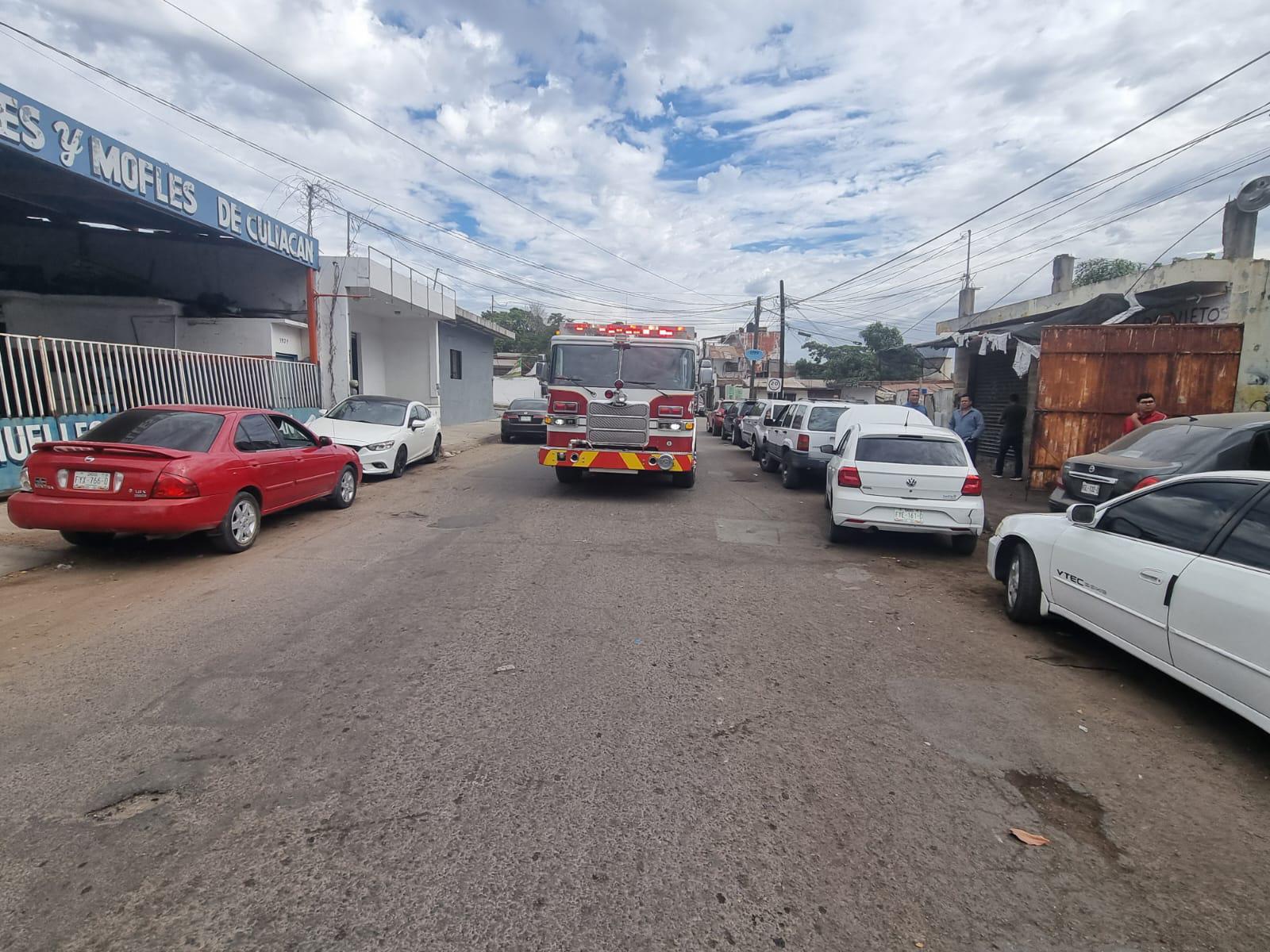 $!Camioneta se impacta contra vehículo que era revisado por mecánico en Culiacán