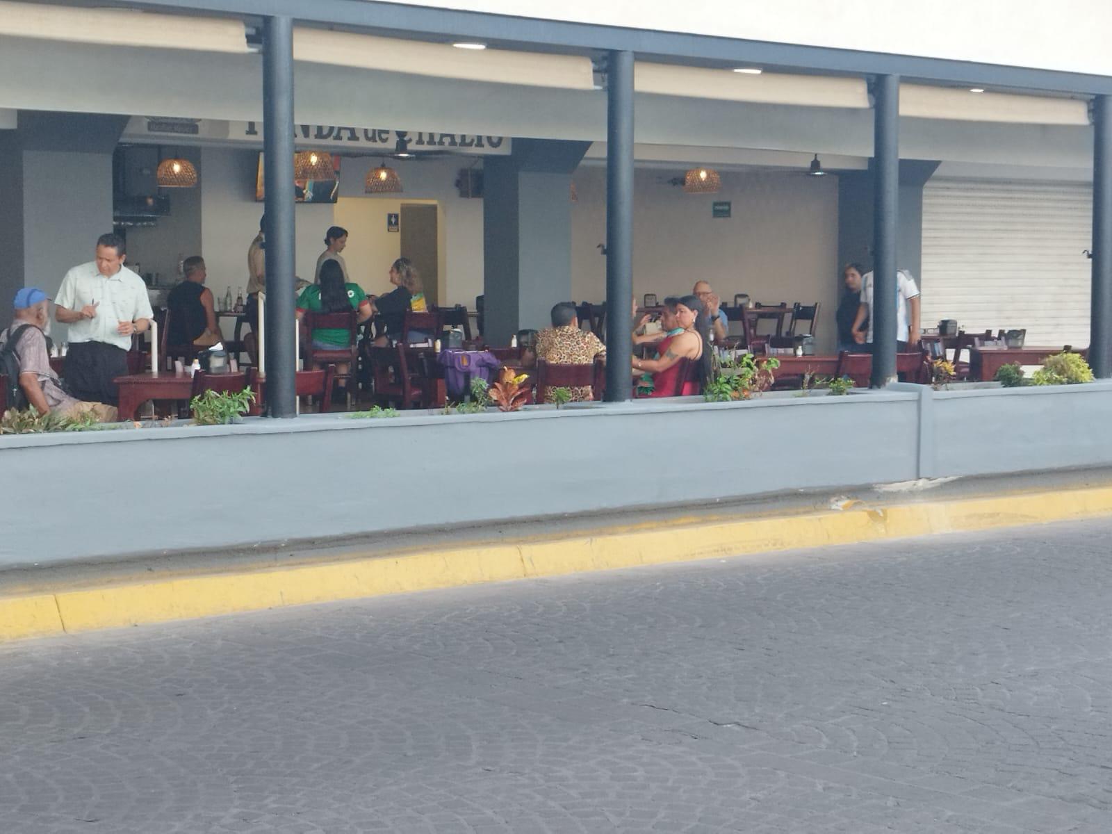 $!Olas Altas, en Mazatlán, vive una tarde más tranquila para ver a México ante Chequia