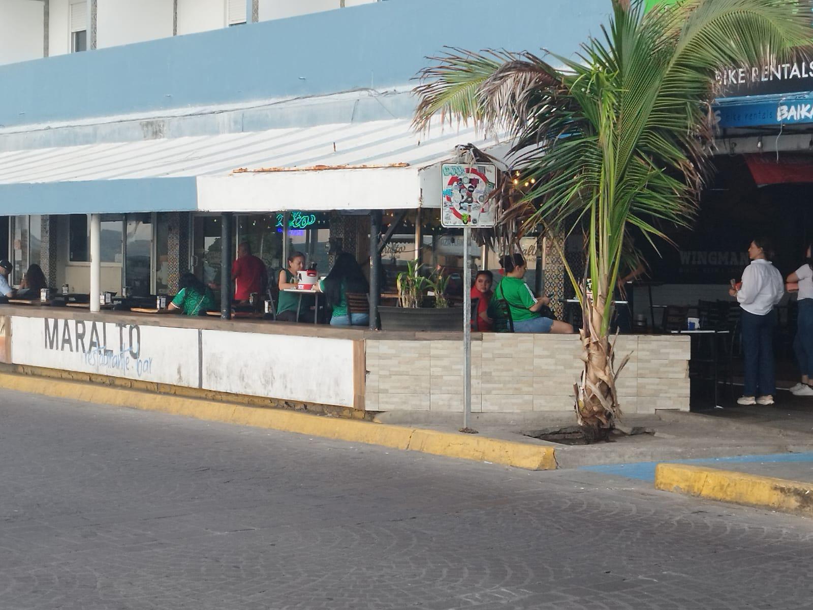 $!Olas Altas, en Mazatlán, vive una tarde más tranquila para ver a México ante Chequia