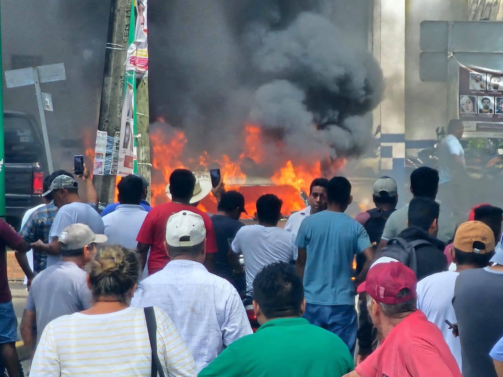 $!Pobladores de Tezonapa, Veracruz, agreden a agentes de tránsito y queman patrullas; denuncian extorsiones