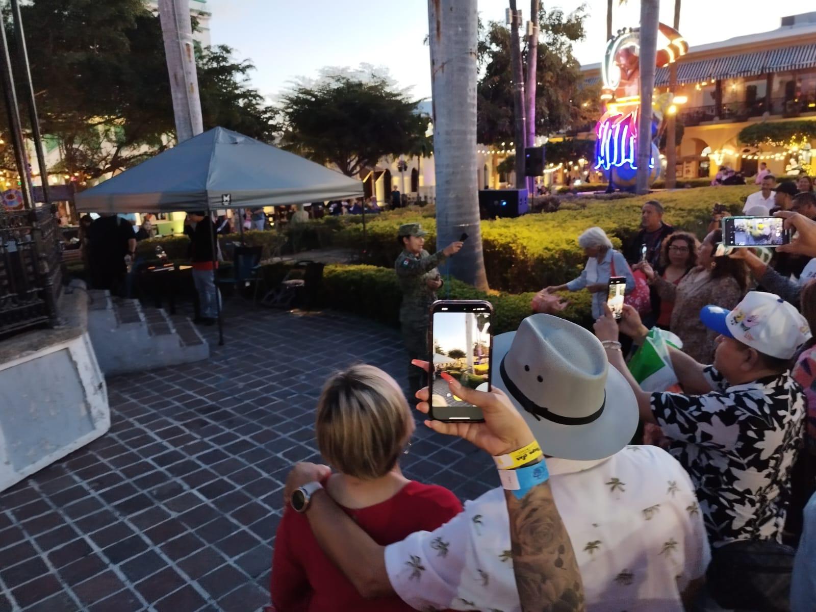 $!Decenas de turistas disfrutan la música de la Banda de Tercera Región Militar