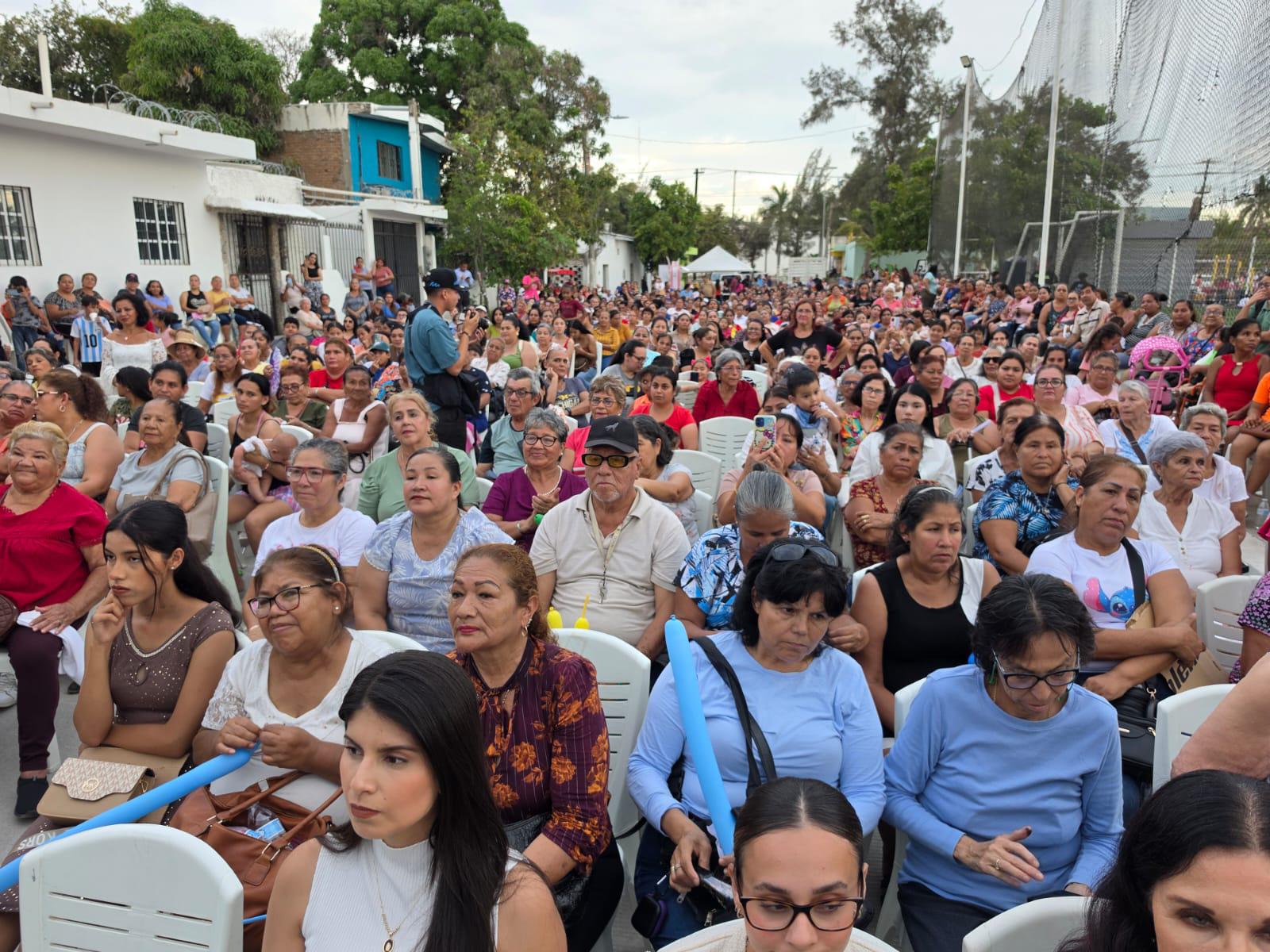 $!Festejan a madres mazatlecas con regalos y espectáculo en la colonia 12 de Mayo
