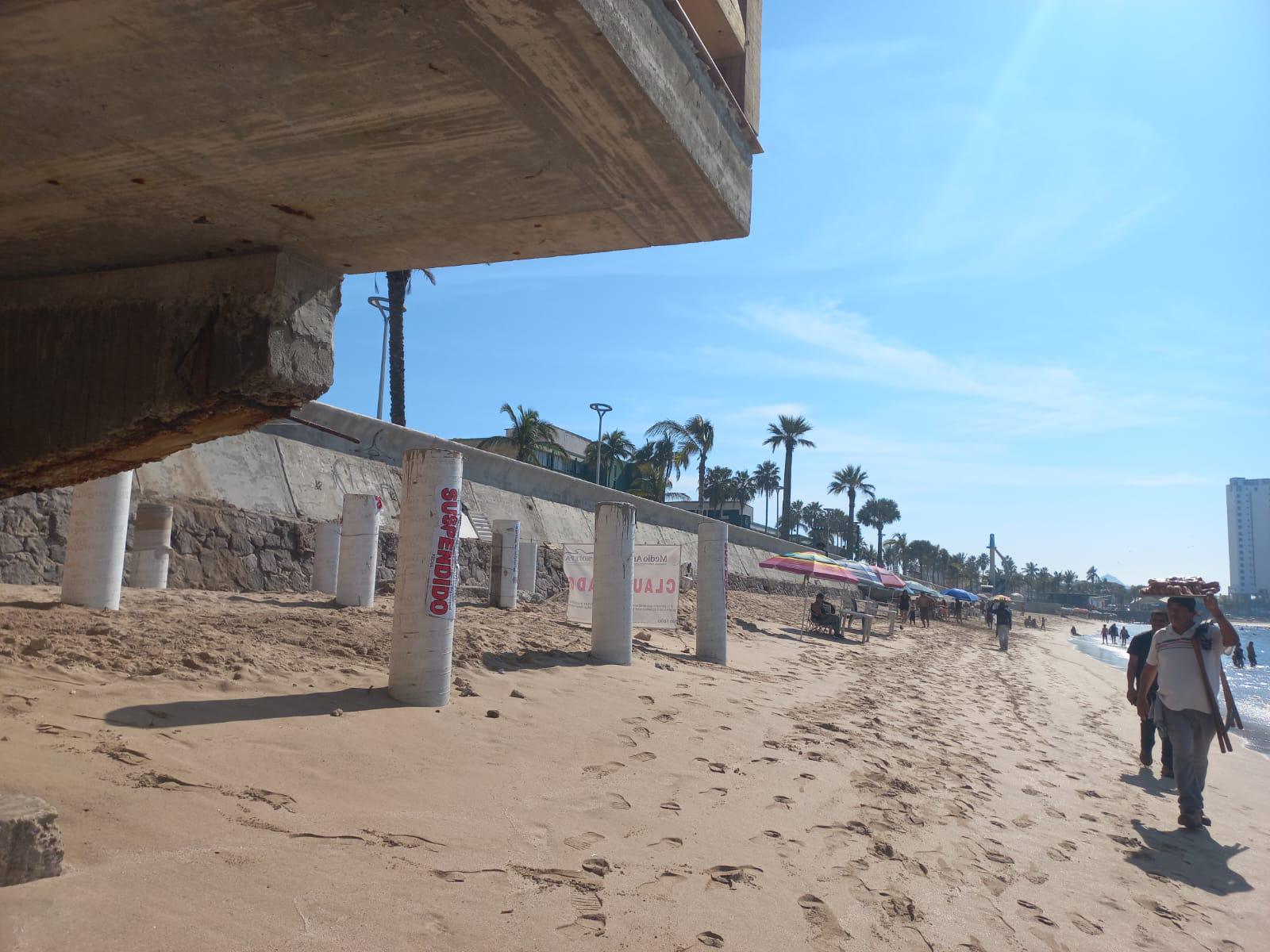 $!Pese a la clausura de una palapa en Mazatlán, albañiles continúan trabajando en el lugar