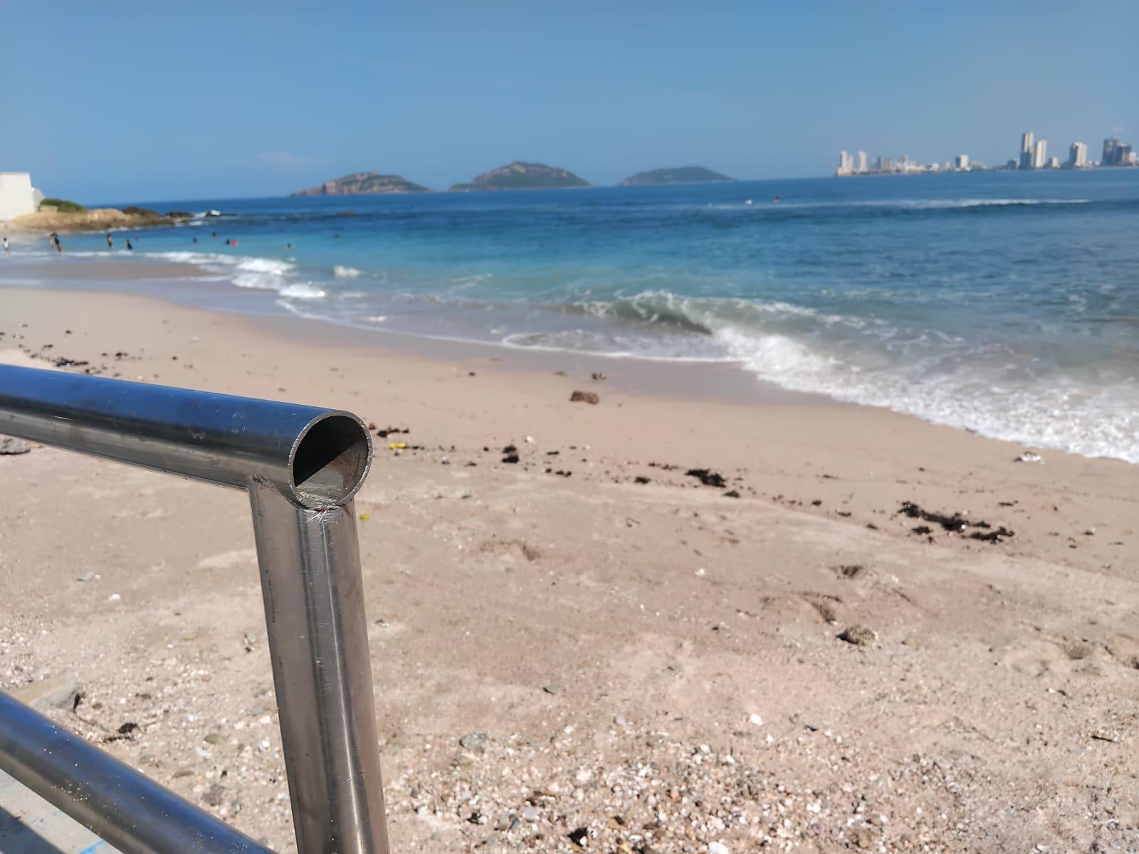 $!Cortan barandal de acero inoxidable en malecón de Playa Pinitos, en Mazatlán, para crear accesos
