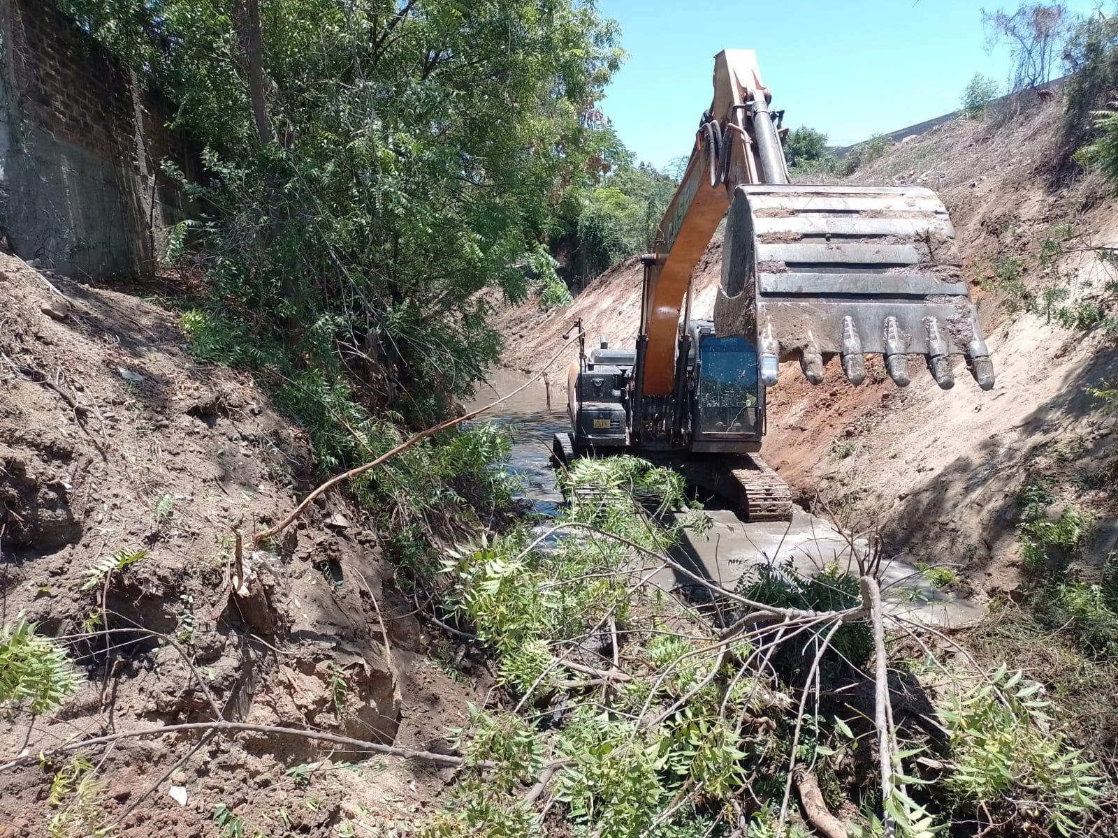 $!Asegura Obras Públicas que va al 85% la limpieza de canales pluviales en Mazatlán