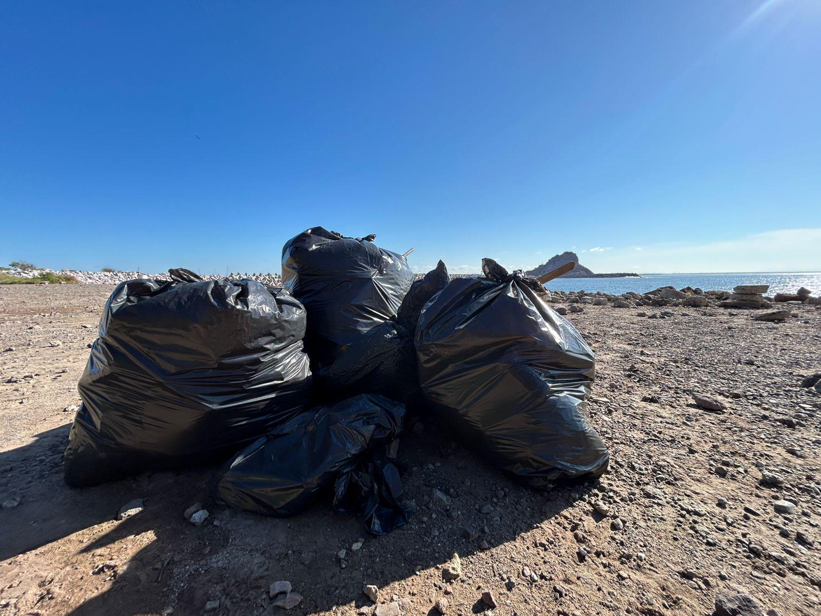 $!Retiran desechos de las faldas del Faro y la escollera de Mazatlán