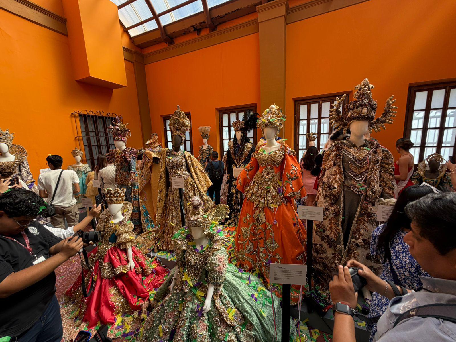 $!‘Recuerdos y Nostalgia’ reúne la memoria del Carnaval de Mazatlán en una exposición de vestidos reales