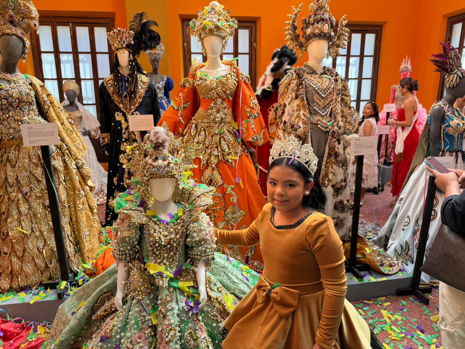 $!‘Recuerdos y Nostalgia’ reúne la memoria del Carnaval de Mazatlán en una exposición de vestidos reales