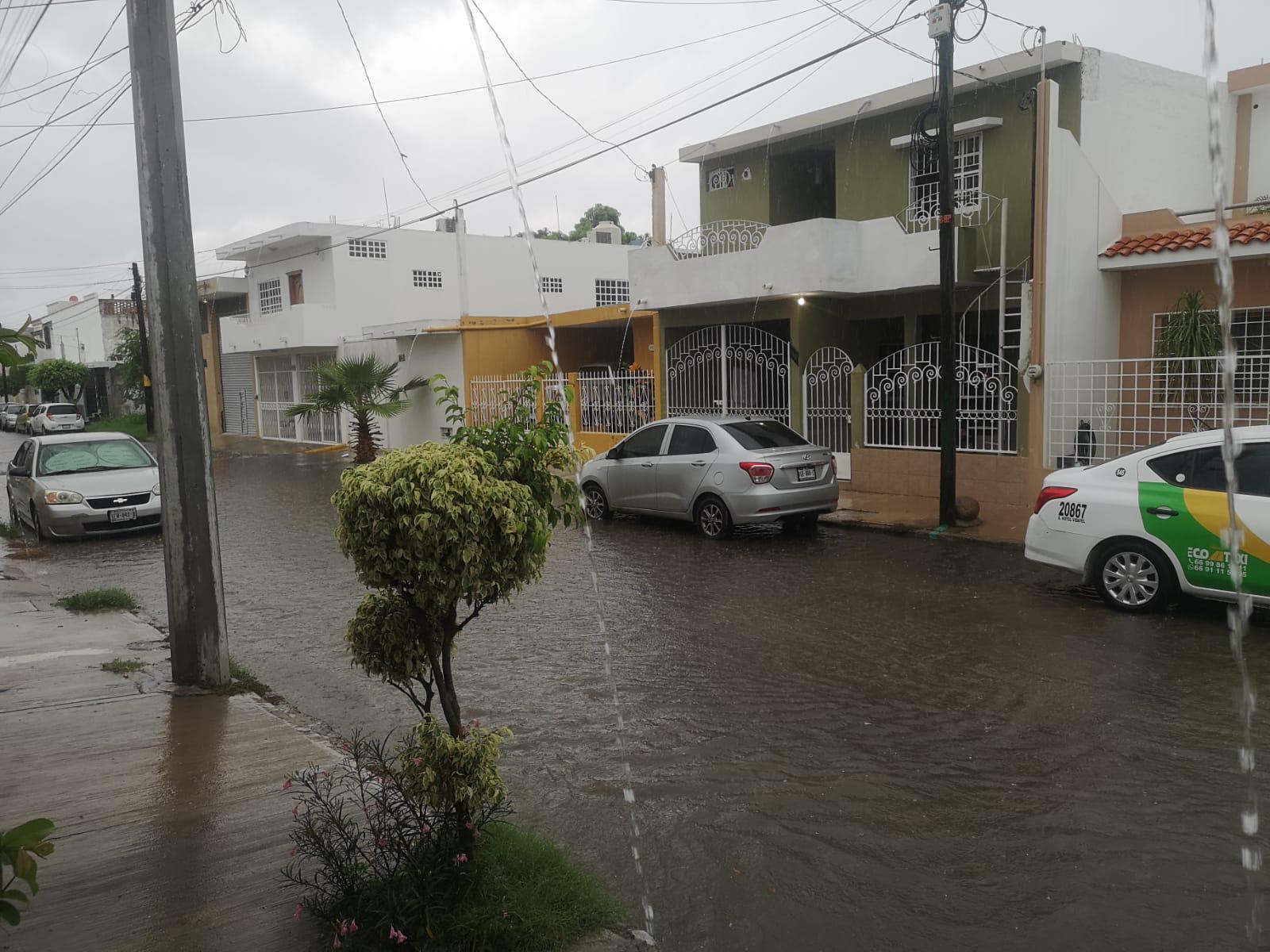 $!Tiene Mazatlán amanecer lluvioso y con tormenta eléctrica