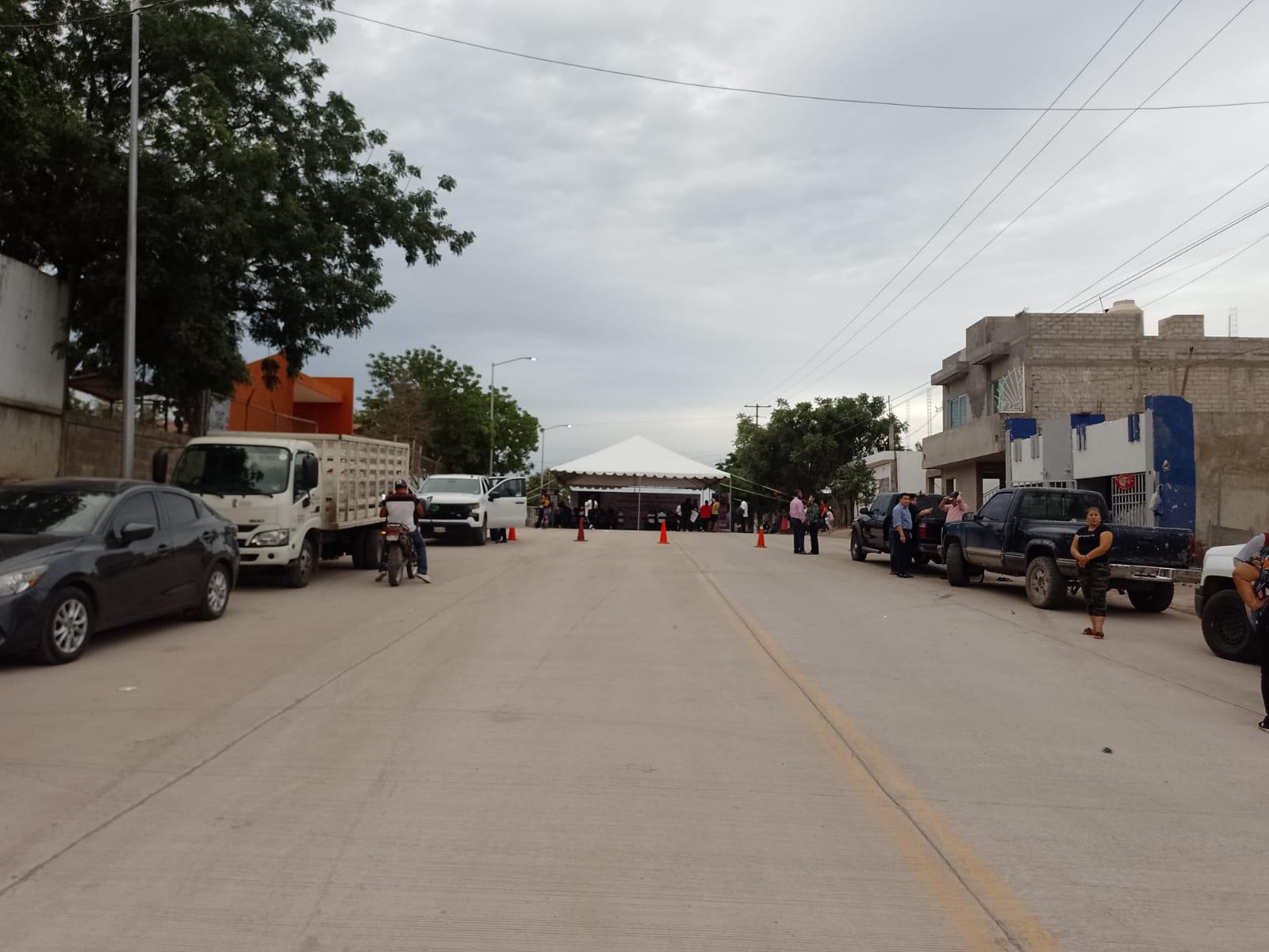 $!Después de 15 años, colonia Bicentenario de Culiacán tiene calle pavimentada