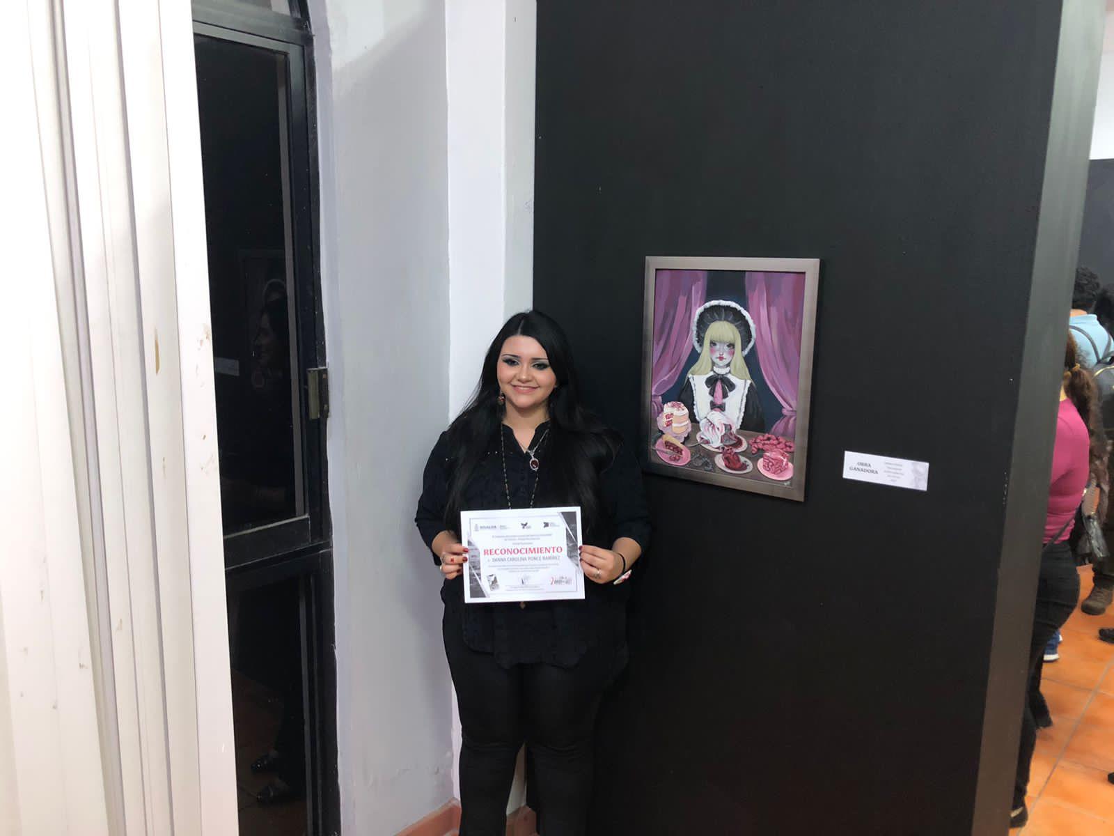 $!Danna Carolina Ponce, ganadora en el área de artes visuales con la pintura ‘Alice Human Sacrifice’, del Premio Estatal de Artes Visuales y Cuento de Terror.