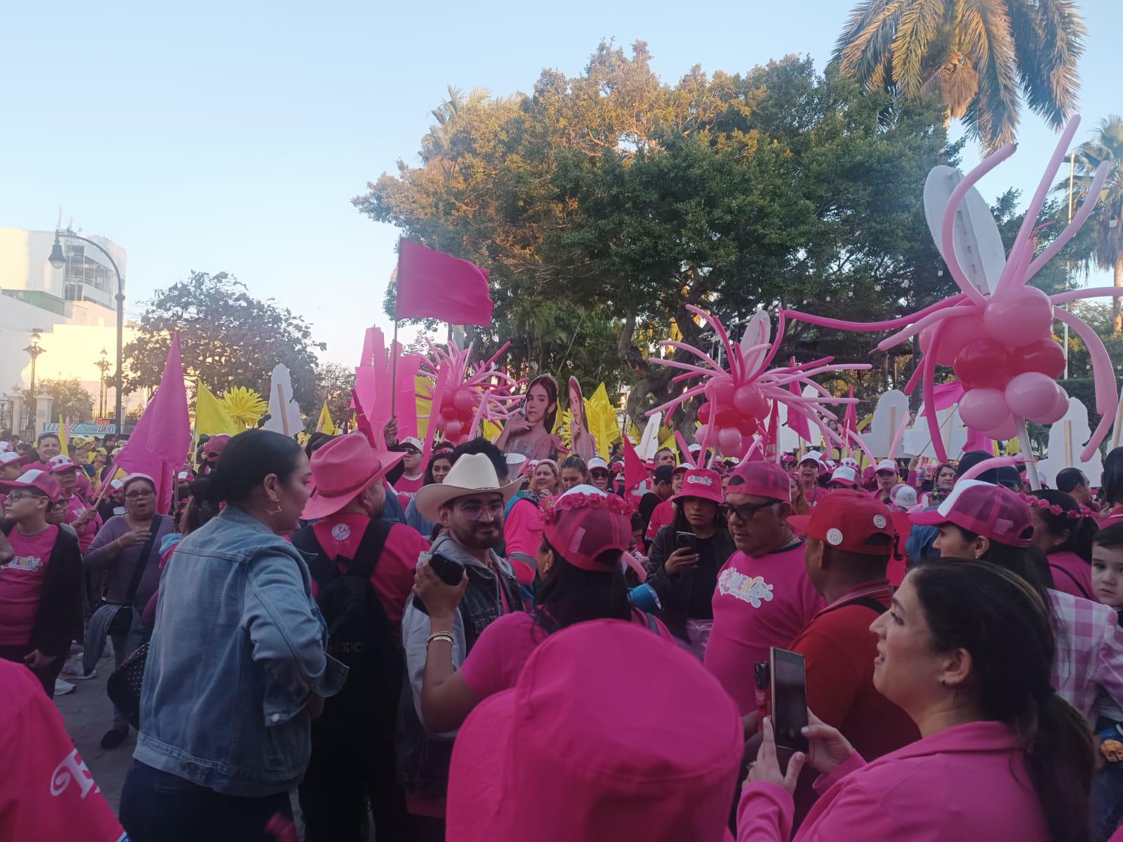 $!Retumban porras en la Plazuela República por elección infantil del Carnaval de Mazatlán 2025