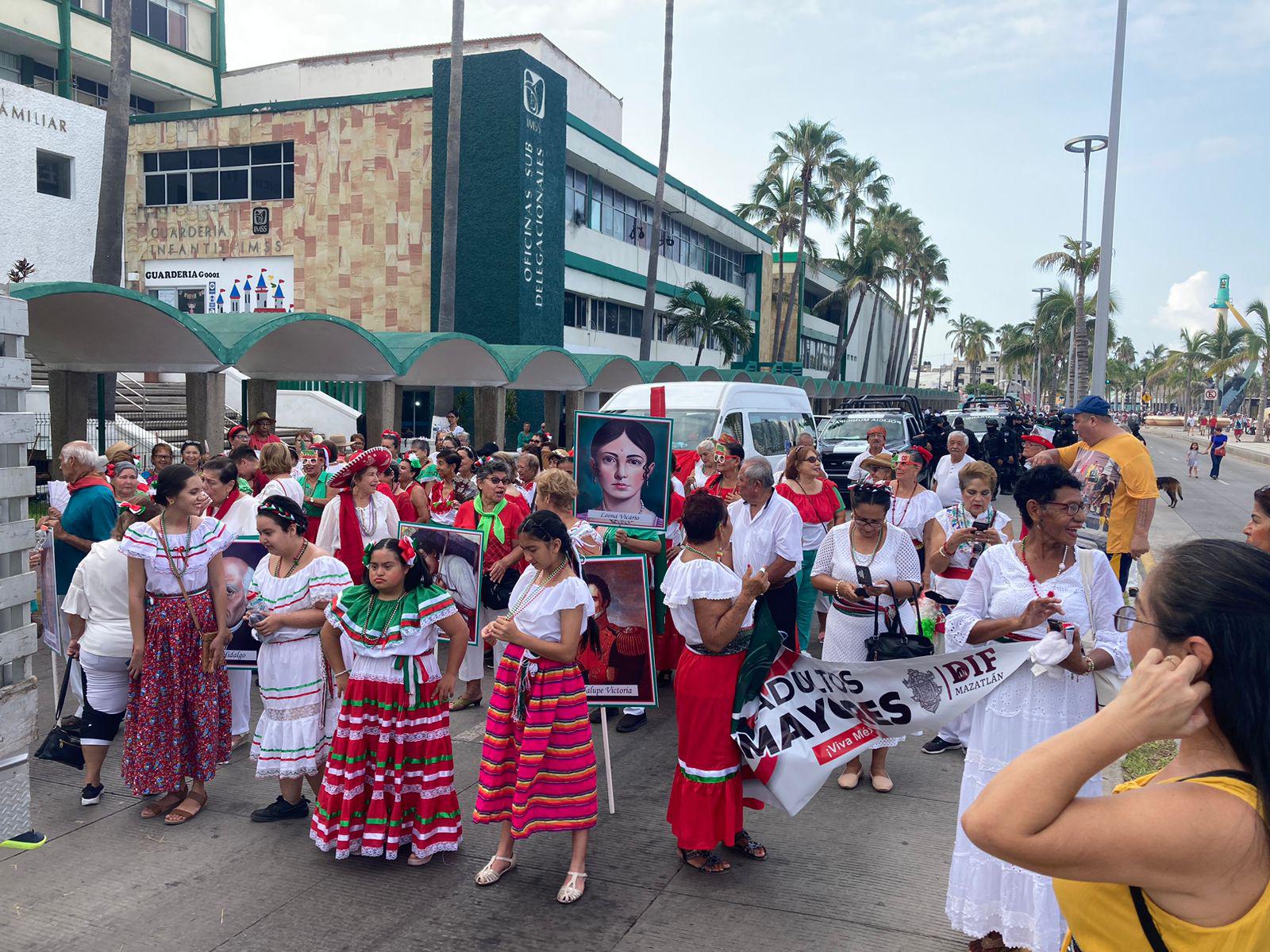 $!Desfilan en Mazatlán por el 213 aniversario de la Independencia de México