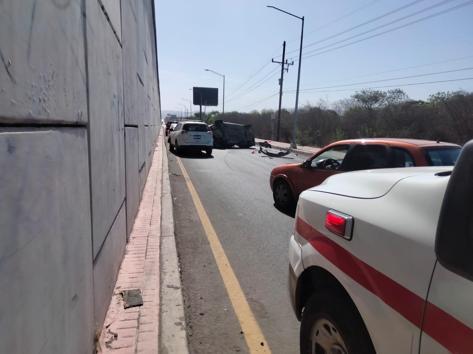 $!Vuelca vehículo en La Costerita, en Culiacán; madre y sus dos hijas resultan heridas