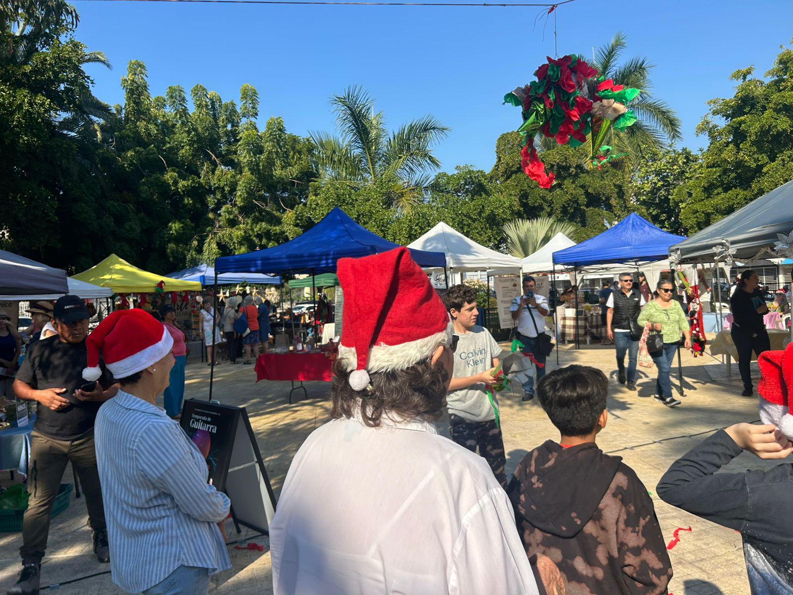 $!Disfrutan chicos y grandes de posada navideña en el Mercado Orgánico de Mazatlán