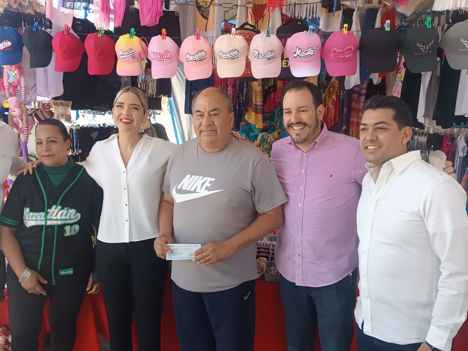 $!Tianguistas frente al Acuario de Mazatlán también reciben su apoyo de parte de Secretaría de Economía