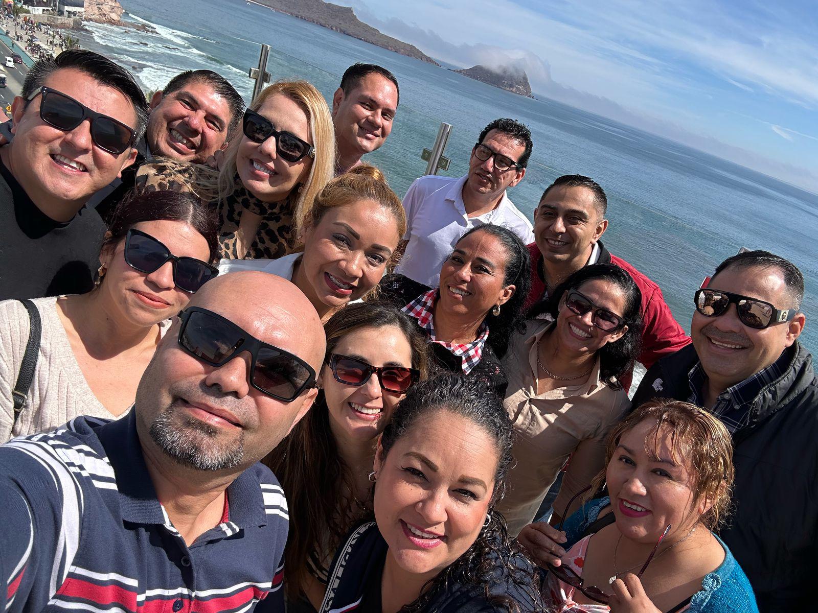 $!Los asistentes se tomaron una selfie de recuerdo.