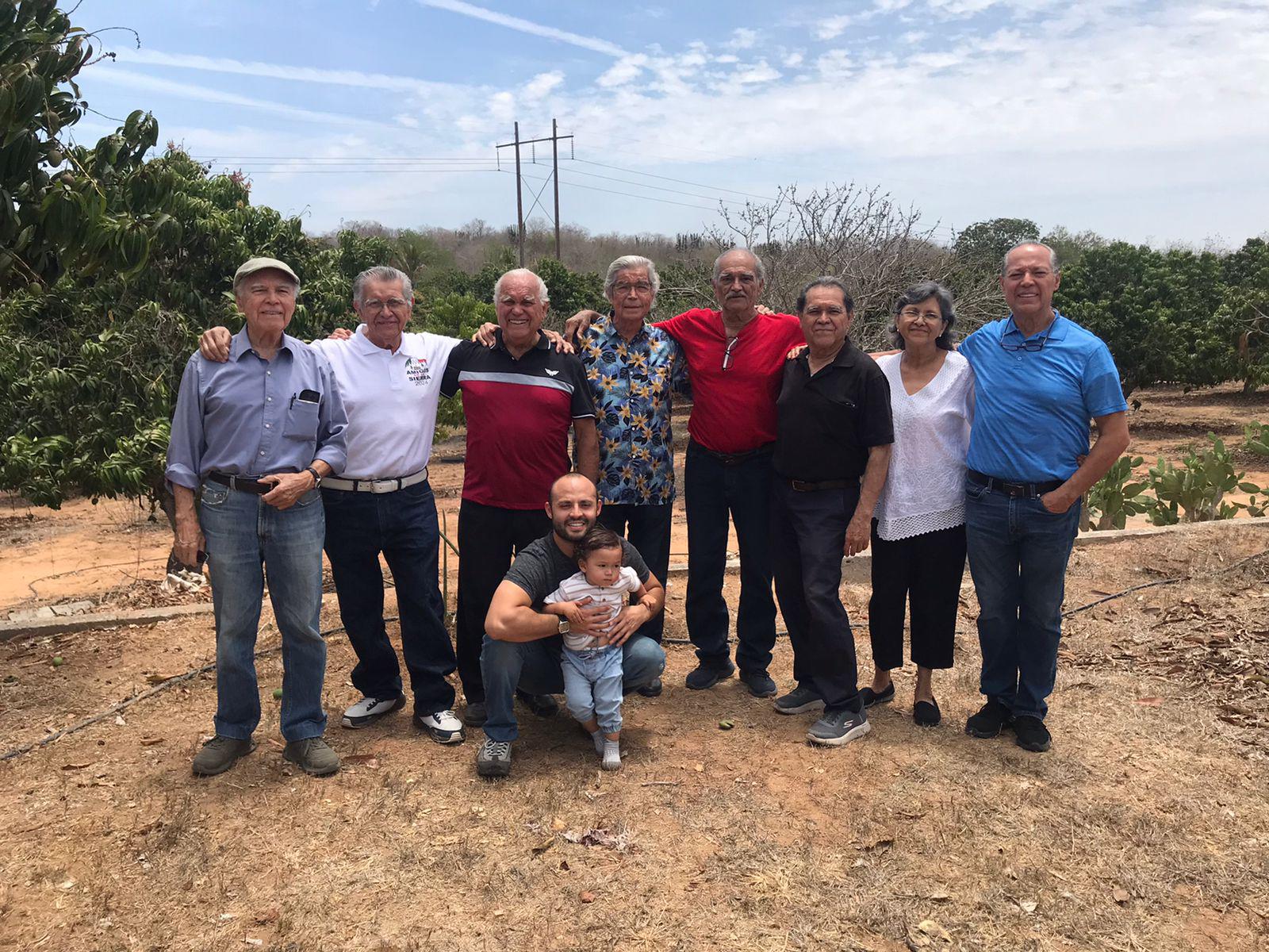 $!Los ocho hermanos Niebla con Benito Niebla López y su pequeño hijo Arturo Niebla Ávalos.