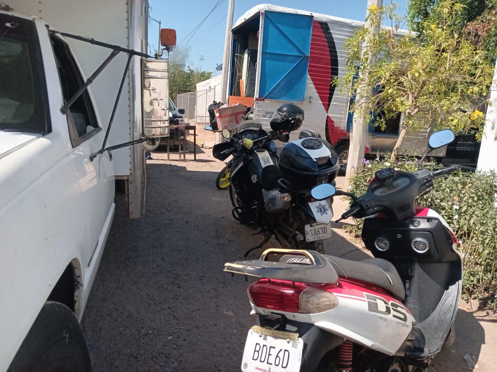 $!Desalojan a familias de Culiacán que invadían casas en Santa Rocío