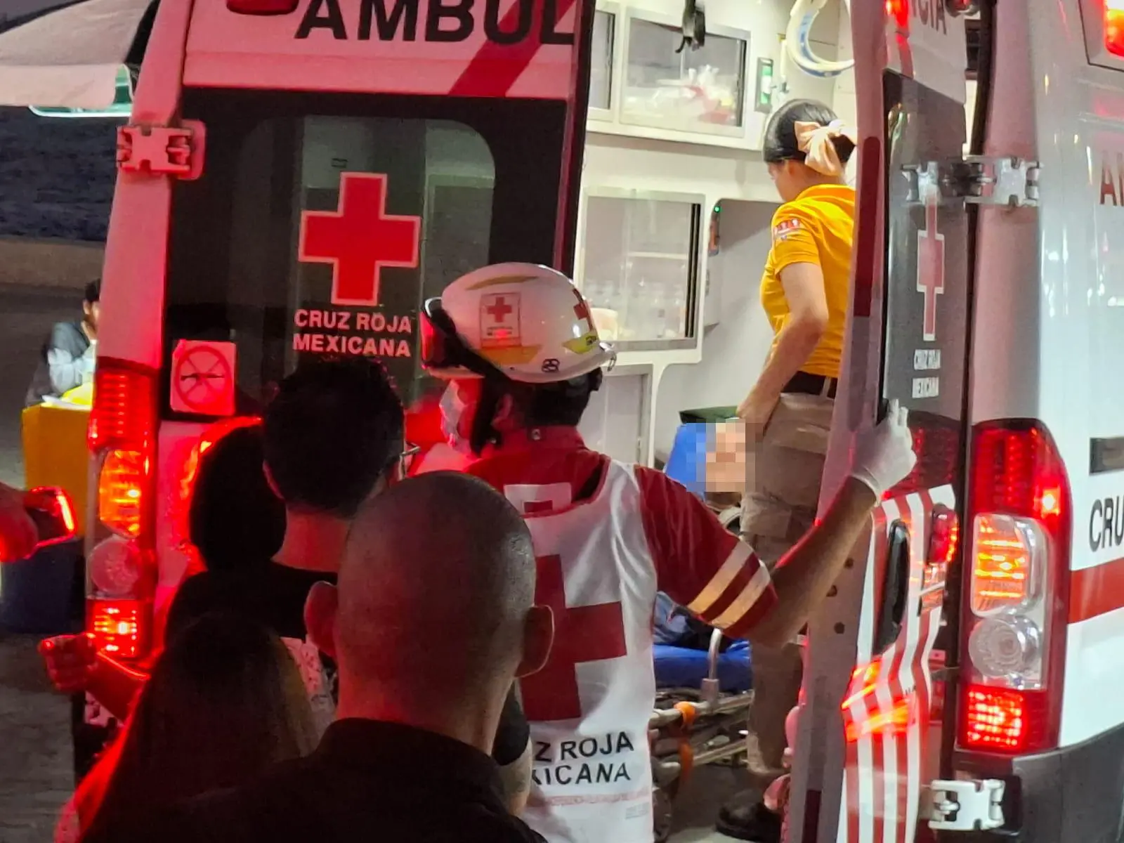 $!Rescatan a adulto mayor tras caer a zona rocosa del Clavadista, en Mazatlán