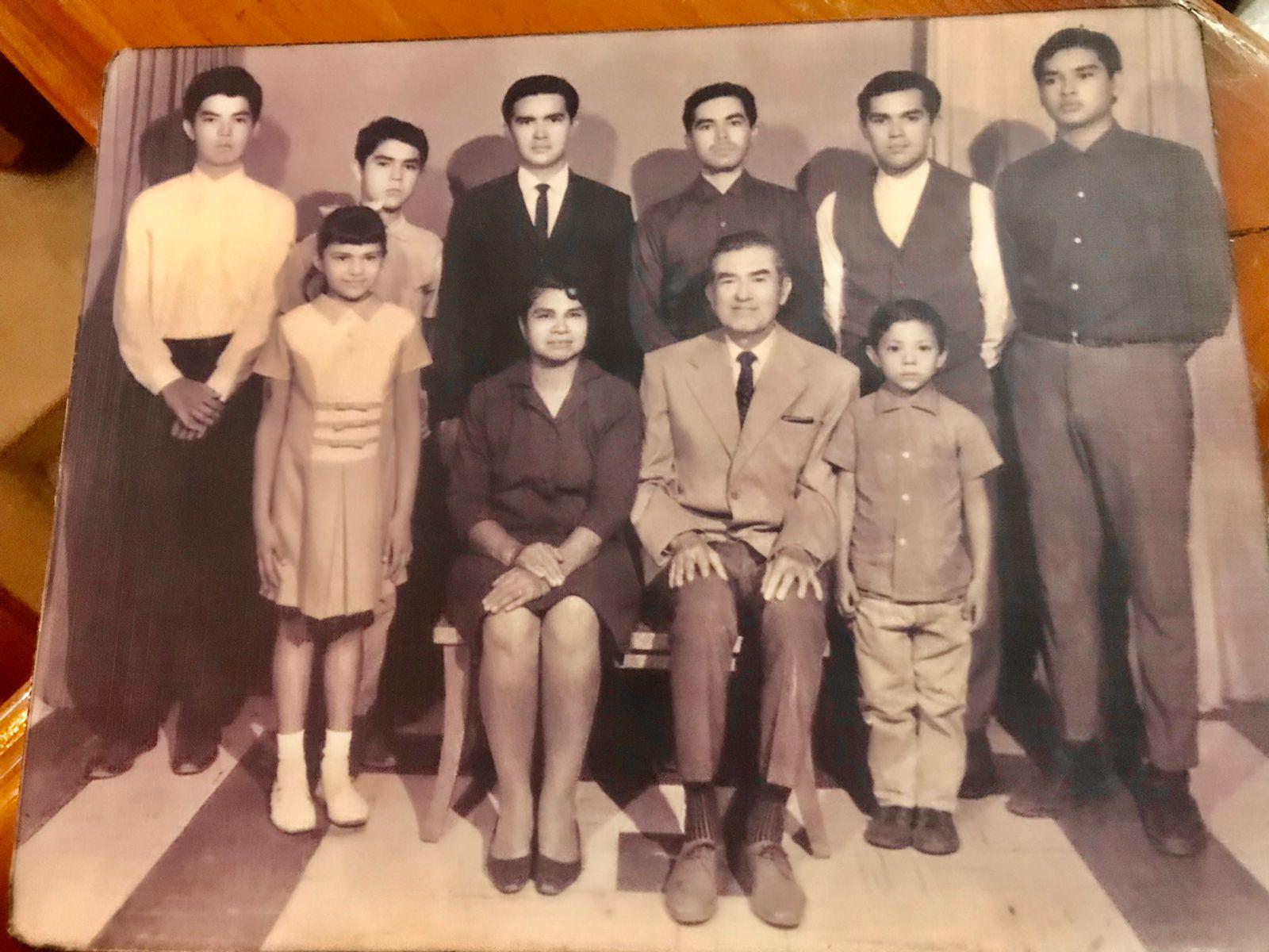 $!La familia Niebla Álvarez, encabezada por Don Benito G. Niebla y Doña Inna Álvarez de Niebla, quienes procrearon a sus ocho hijos.