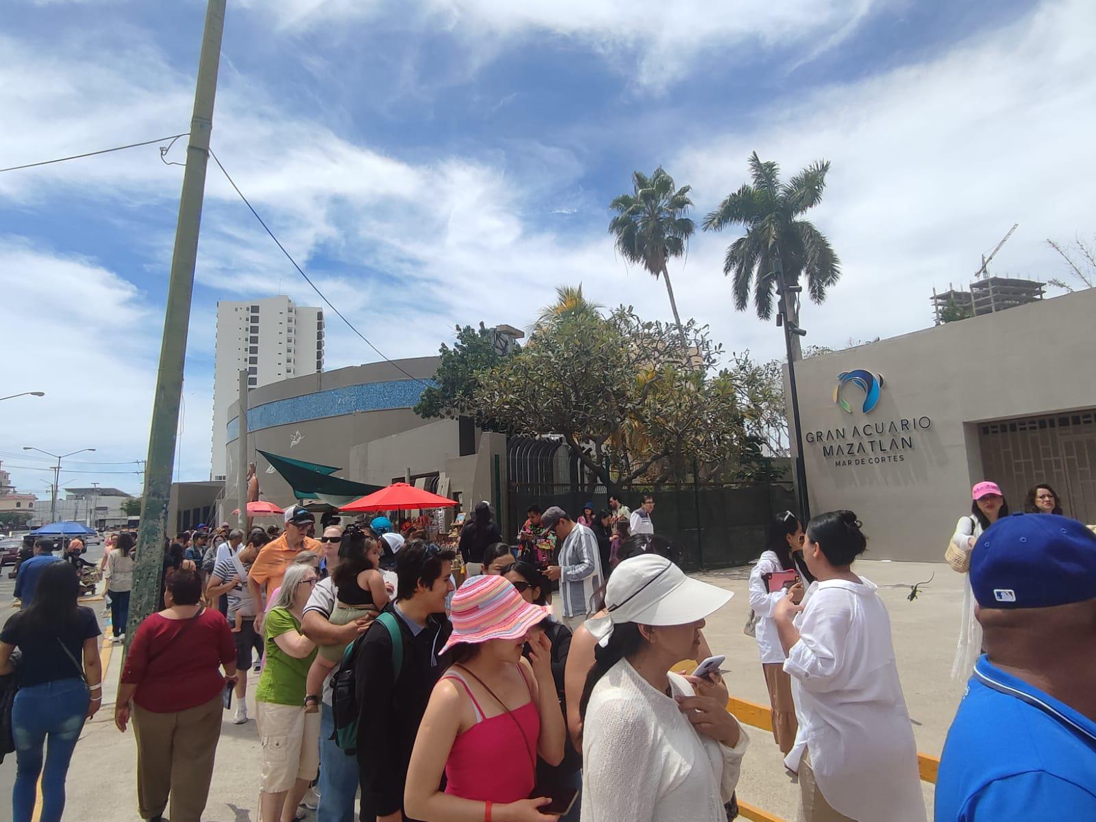 $!Abarrotan el Gran Acuario Mar de Cortés previo al eclipse total de sol en Mazatlán