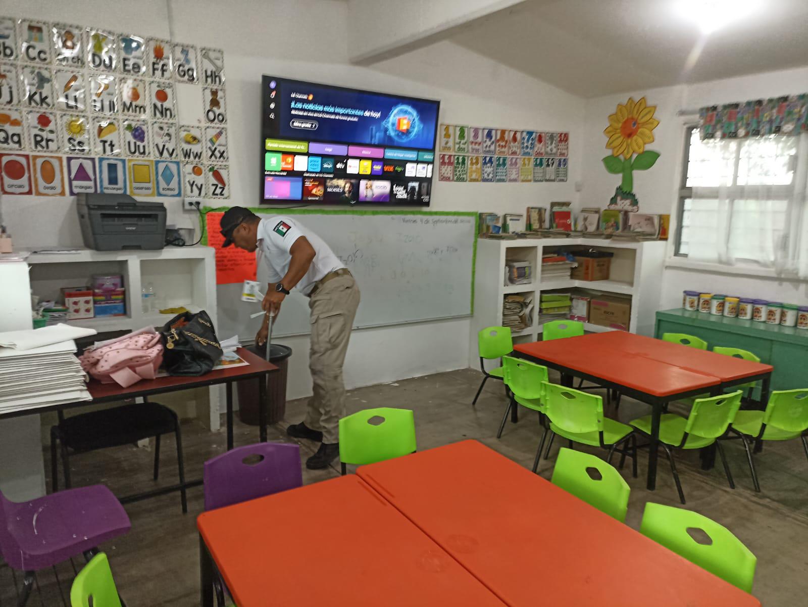 $!¡Una serpiente en el salón! Protección Civil la captura en kínder de Los Mochis