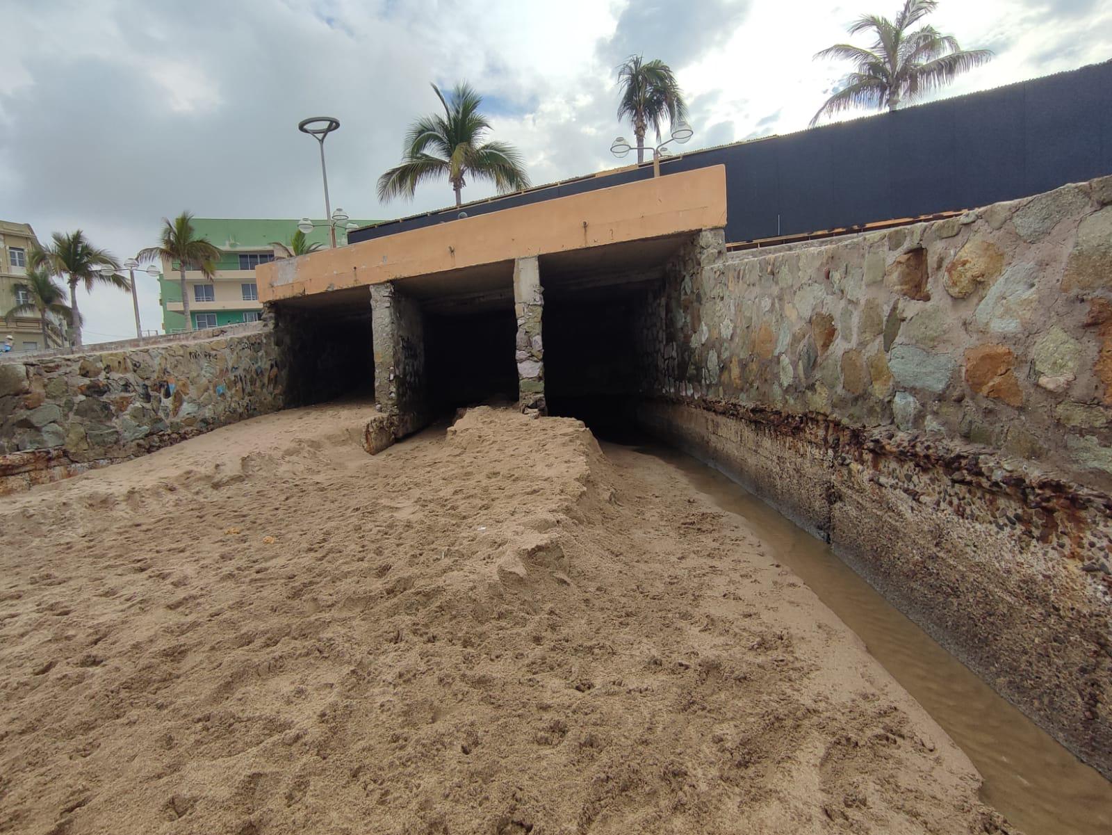 $!Persiste el escurrimiento de agua en el dren de Olas Altas, en Mazatlán