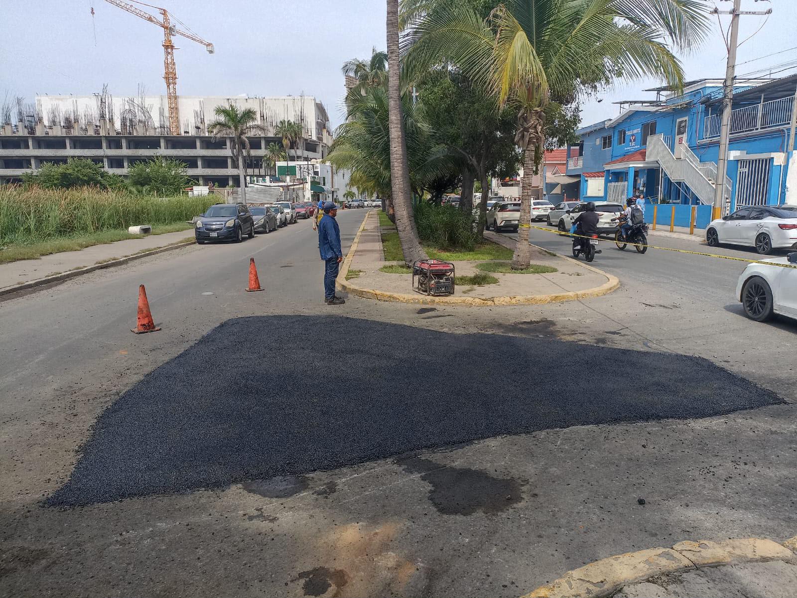 $!Tapan baches en la Avenida Insurgentes tras desfogue de la Laguna del Camarón