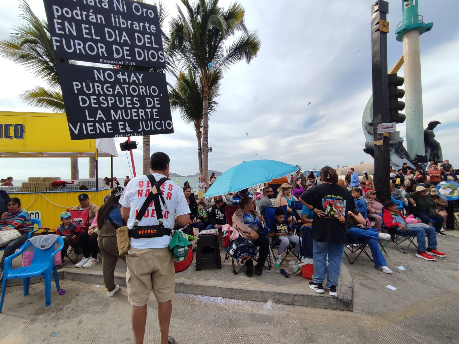 $!Protestantes cristianos advierten sobre los pecados a asistentes del último día de Carnaval