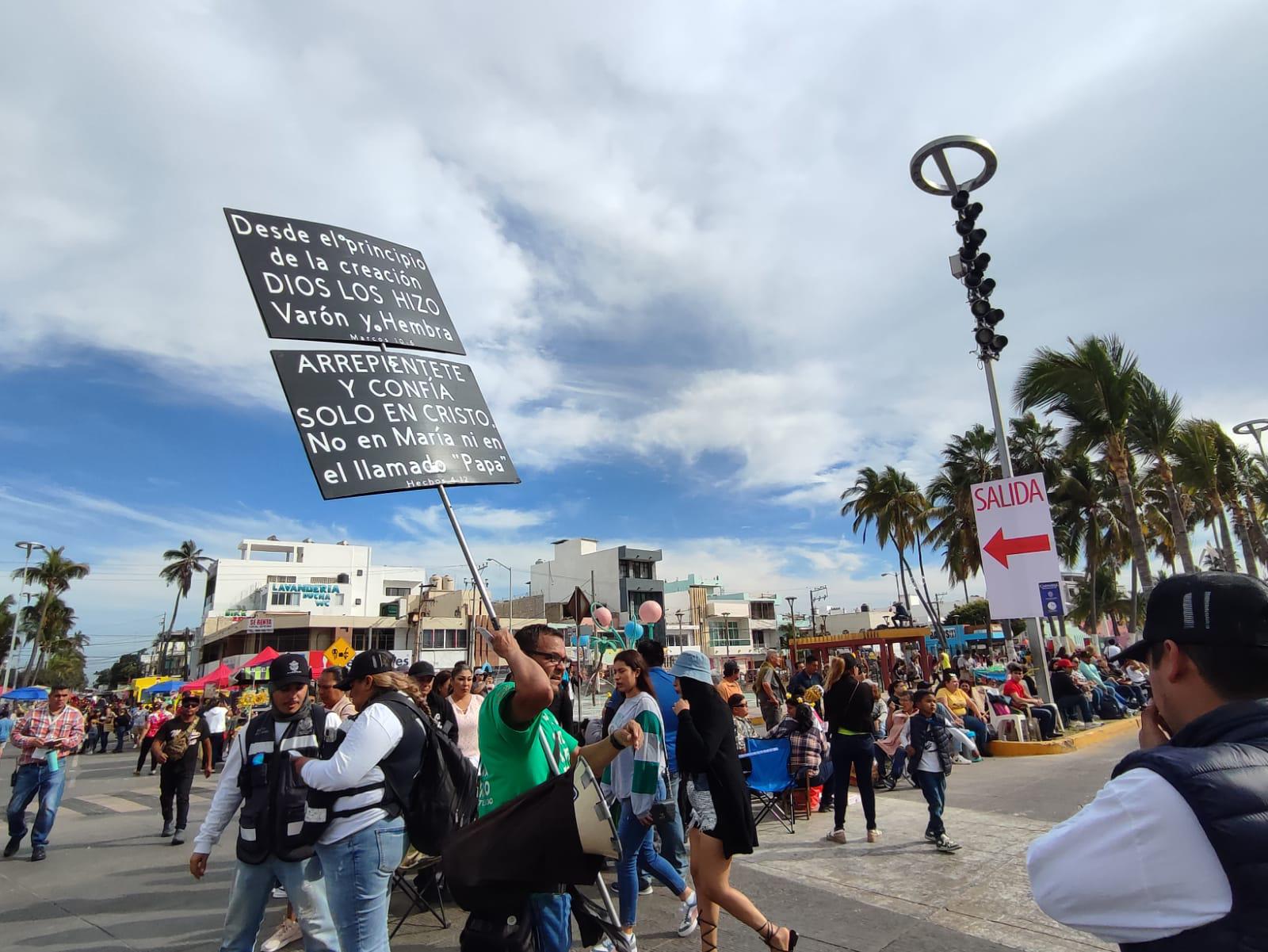 $!Protestantes cristianos advierten sobre los pecados a asistentes del último día de Carnaval