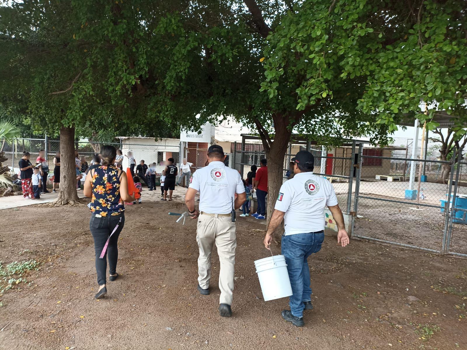 $!¡Una serpiente en el salón! Protección Civil la captura en kínder de Los Mochis