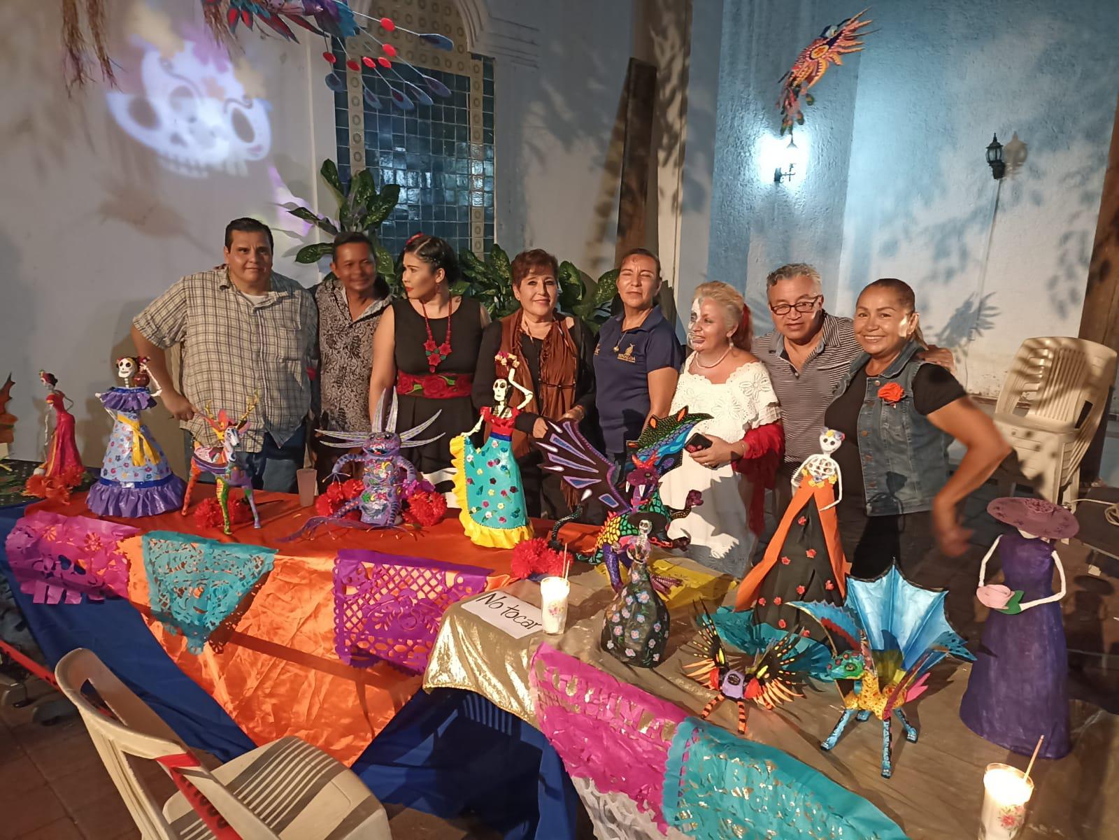 $!Alumnos del Taller de Cartoneria que dirige el profesor José Guzmán, fueron los encargados de realizar la decoración y el altar de muertos del Museo de Arte.