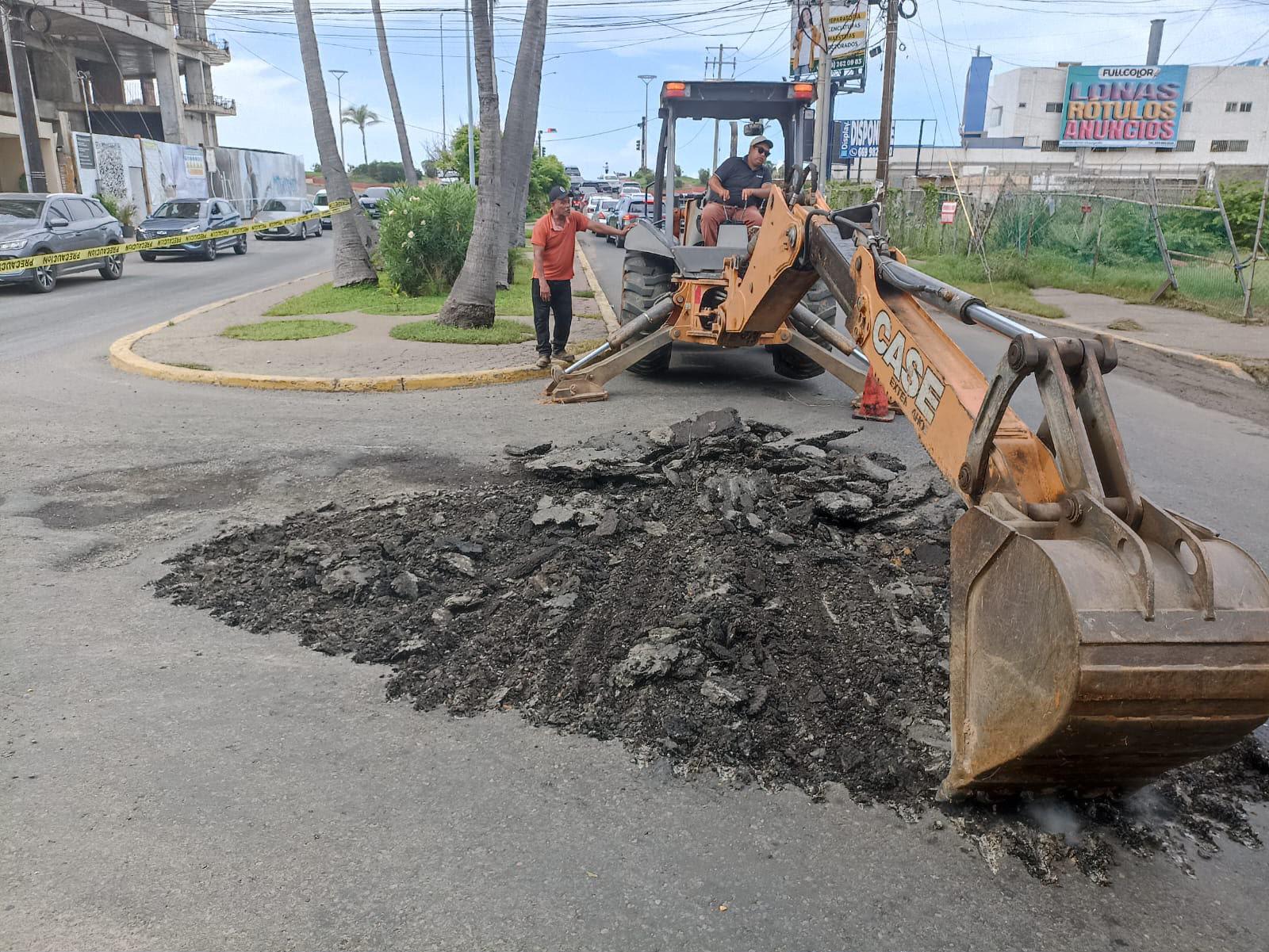 $!Tapan baches en la Avenida Insurgentes tras desfogue de la Laguna del Camarón