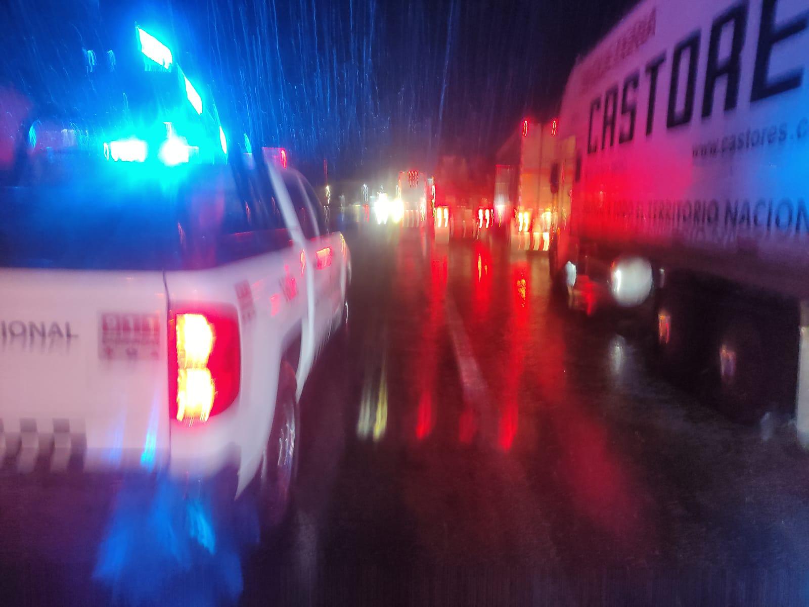 $!Cierran Autopista Mazatlán-Culiacán por desbordamiento de Arroyo Otates; miles quedan varados cerca de Mármol