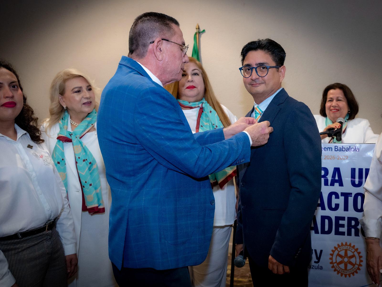 $!Baltazar Castro, Gobernador Jr. del Club Rotario Culiacán Oriente coloca el pin al nuevo presidente.