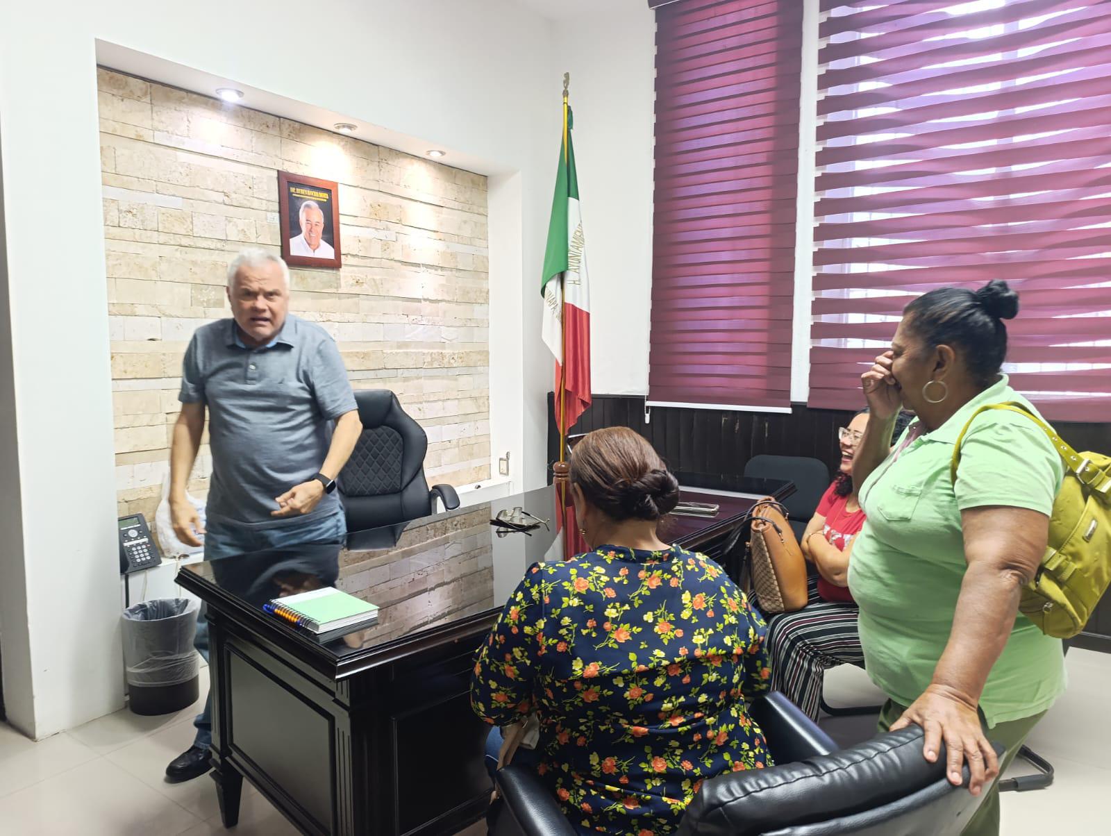 $!Pensionados de Jumapae irrumpen en despacho del Alcalde de Escuinapa para exigir respuestas