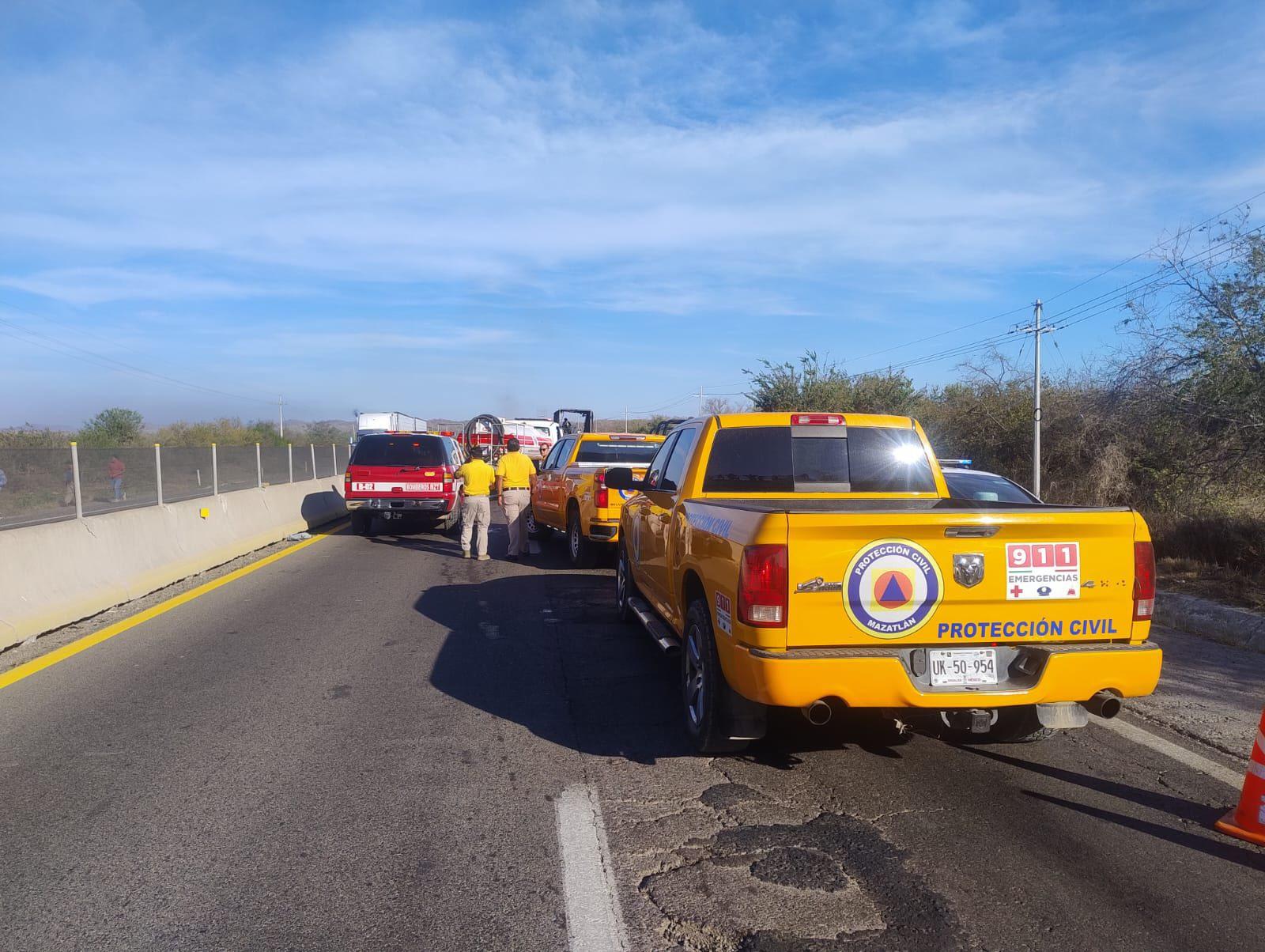 $!Cierran por hora y media la Mazatlán-Culiacán por incendio de tráiler cerca de Mármol