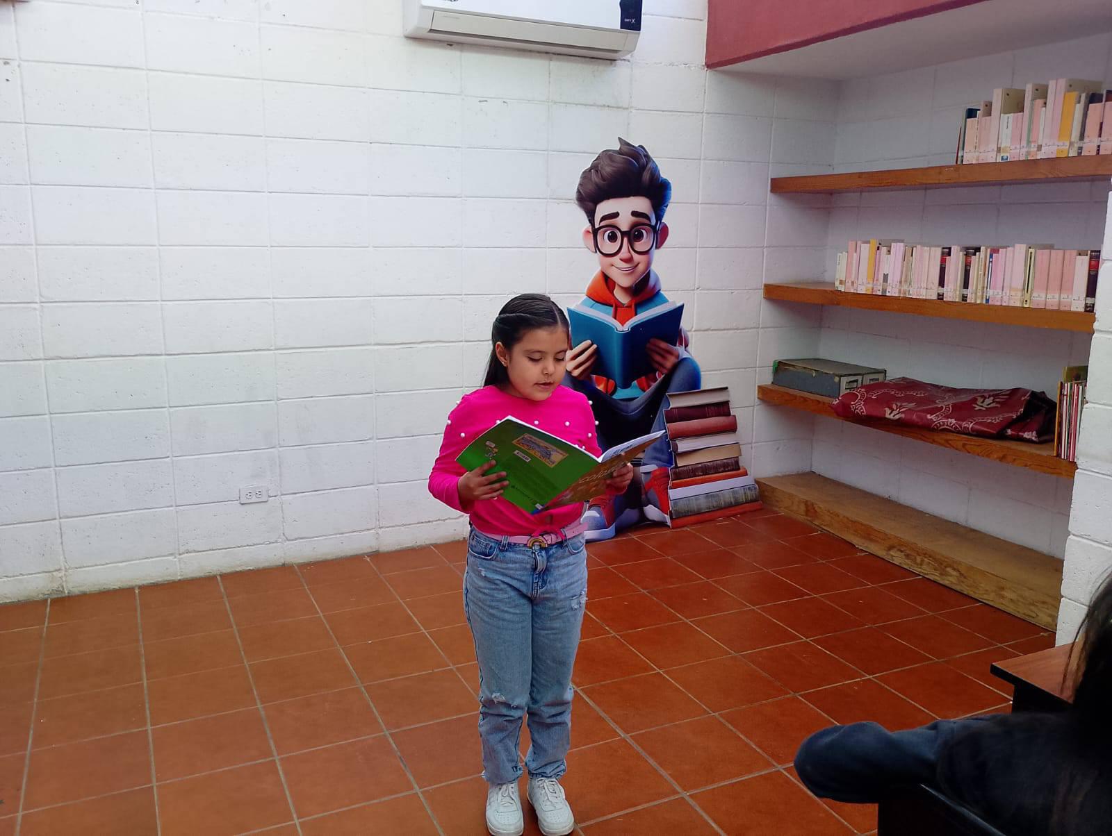 $!El taller también les enseña a pararse frente al público y conducir una lectura.