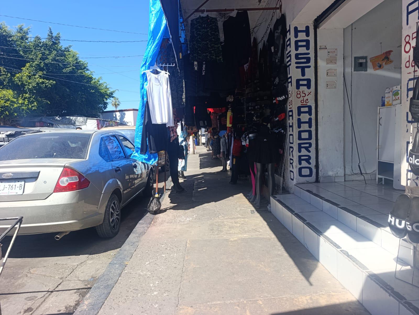 $!Gobierno de Escuinapa limpia banquetas y calles para garantizar paso de peatones