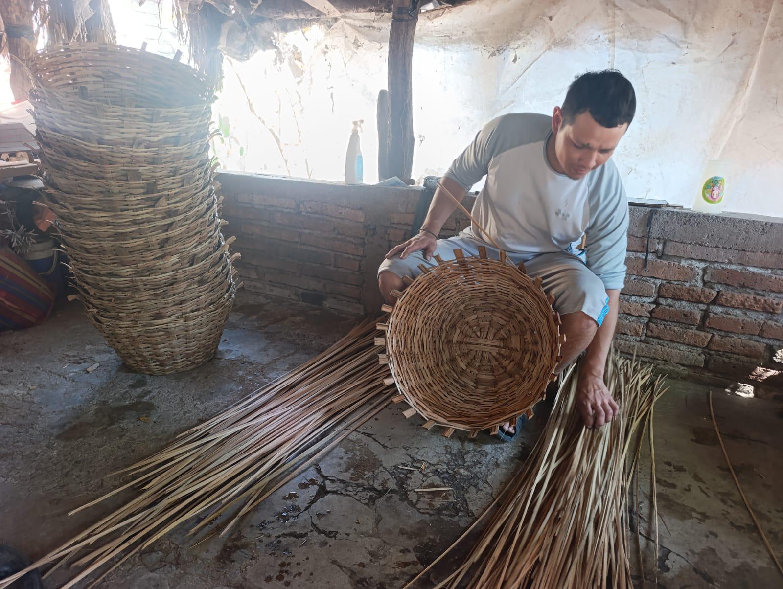 $!De generación en generación, la elaboración de canastos de palma en Escuinapa sigue viva