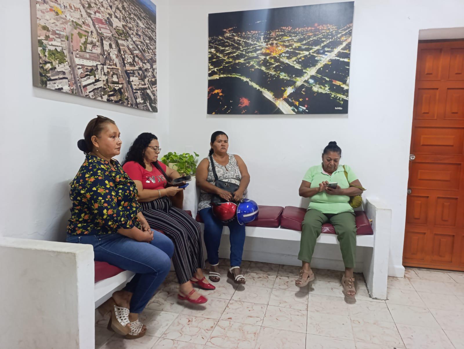 $!Pensionados de Jumapae irrumpen en despacho del Alcalde de Escuinapa para exigir respuestas