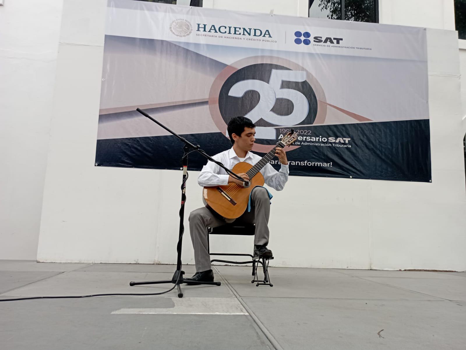 $!Miguel Escalante amenizó la tarde con un repertorio guitarrístico.