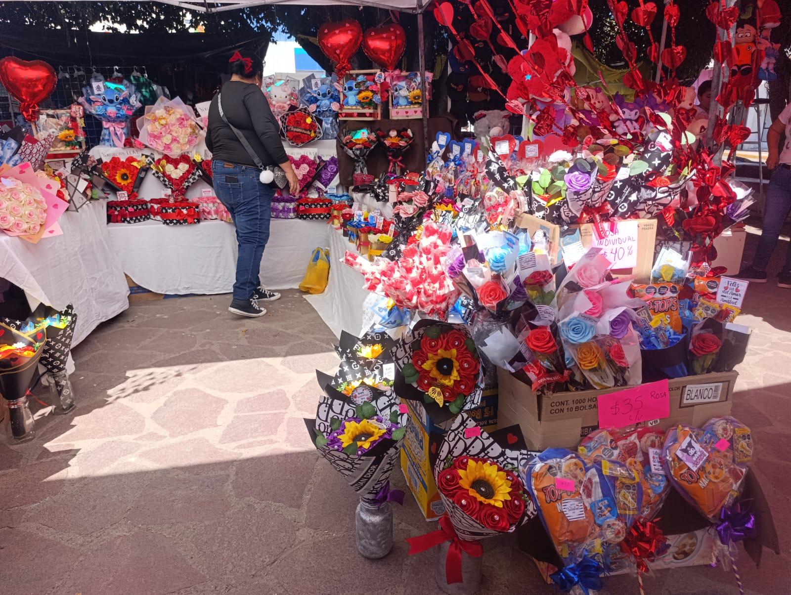 $!Comerciantes y floristas esperan en Escuinapa que mejoren las ventas este 14 de febrero